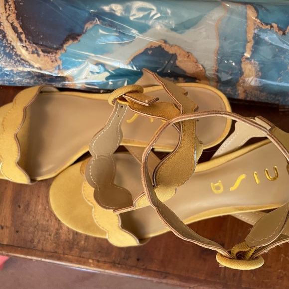 Yellow gold sandals Unisa suede EUC size 6.5.  Heel 2.5. Smoke/pet free home. - Picture 2 of 10